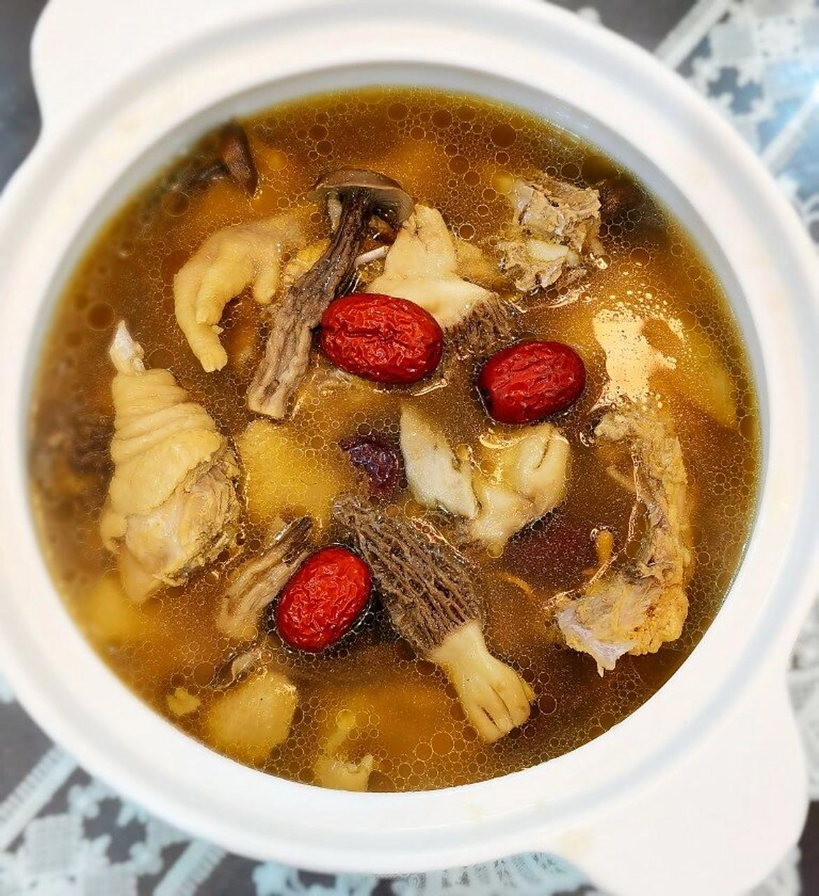 新鲜羊肚菌煲鸡汤,营养又美味97 用料 : 羊肚菌200克  鸡1只  姜