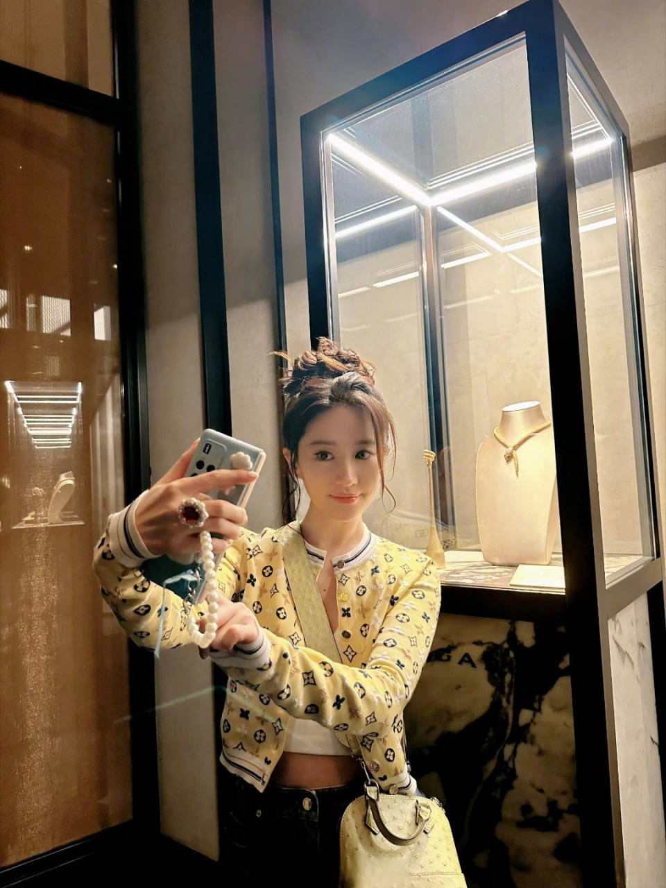 刘亦菲更新ig#刘亦菲的华为mate x2不换就算了,这个手机壳好多年都没