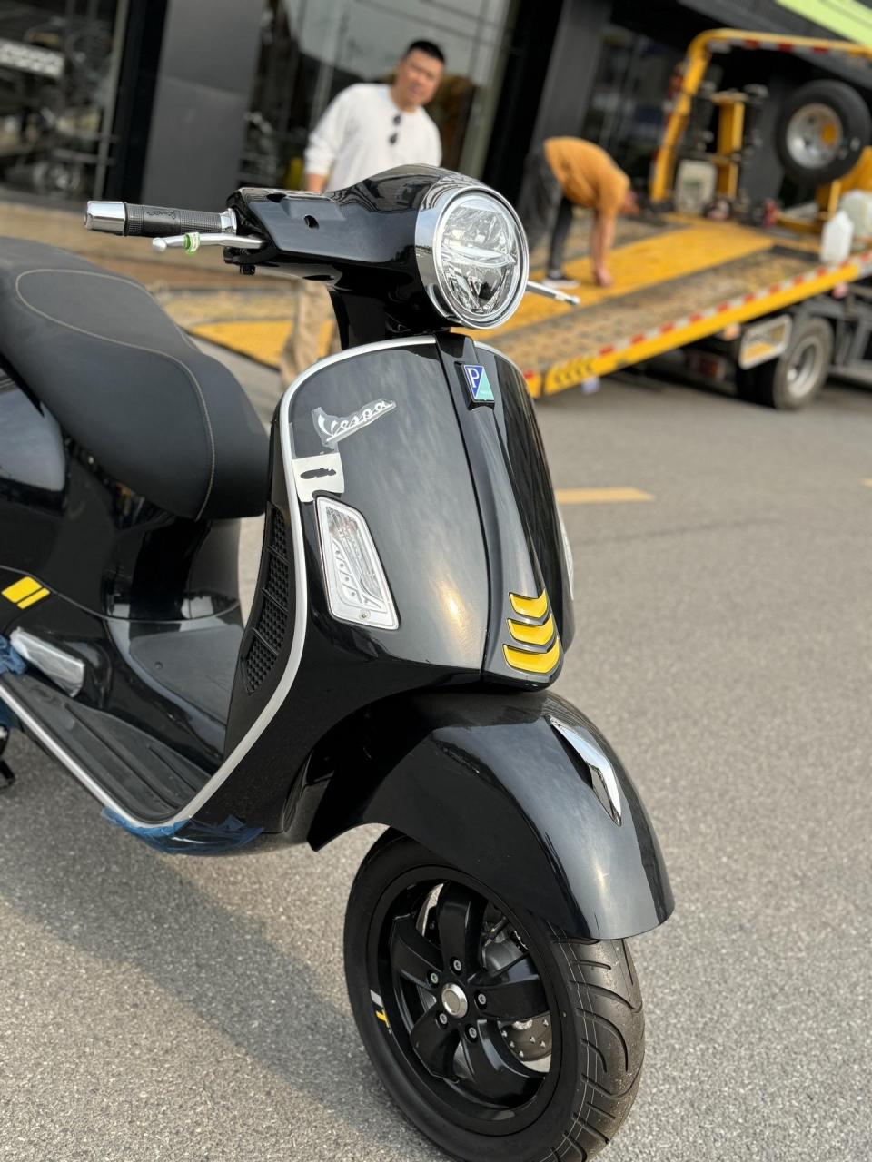 全新的vespa,300,官方价格54800,现在42800元,6日版43800vespa
