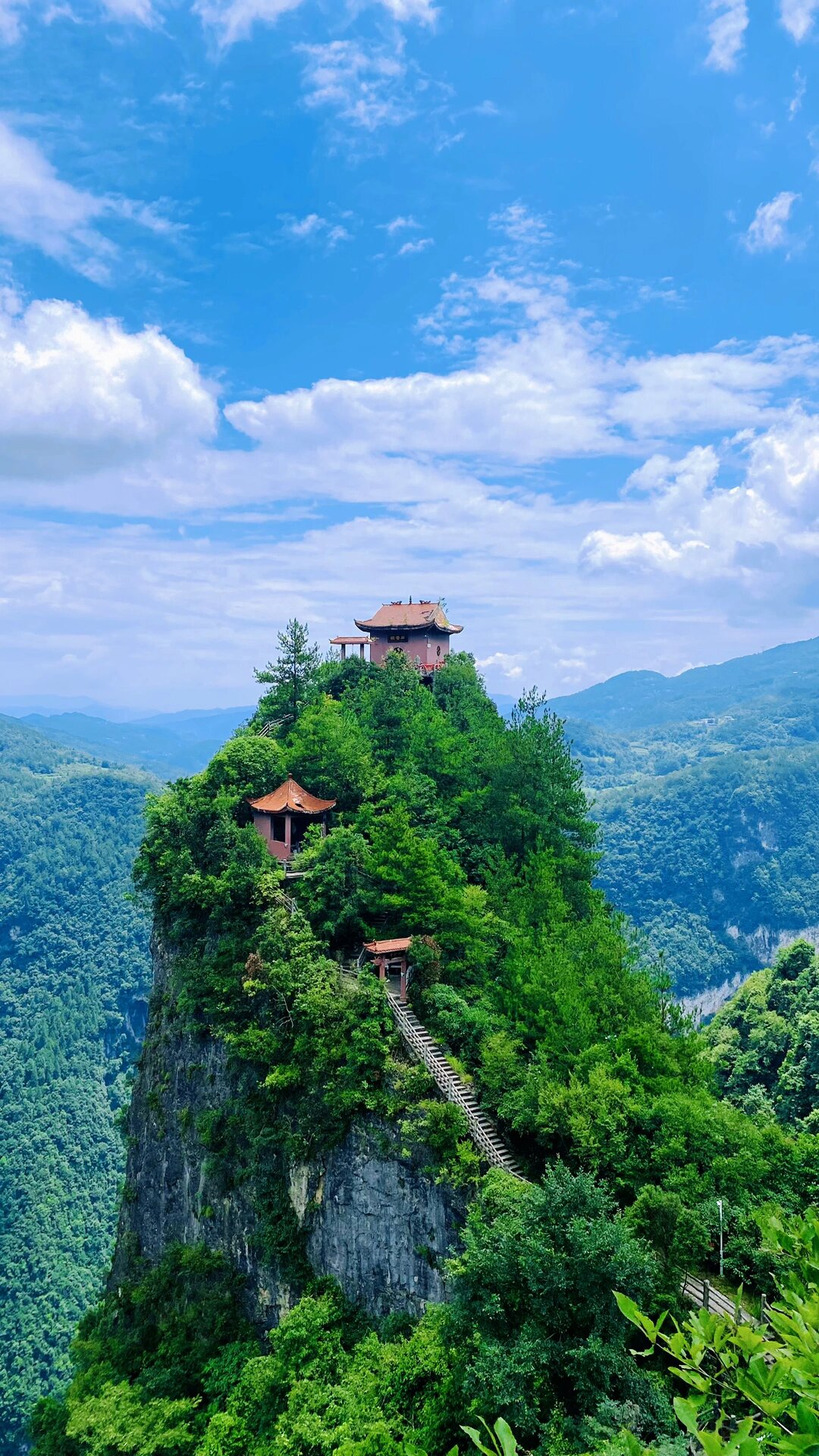 造化万千的巴人河 巴人河生态旅游区,又称"三峡女人谷",夏日虽炎热
