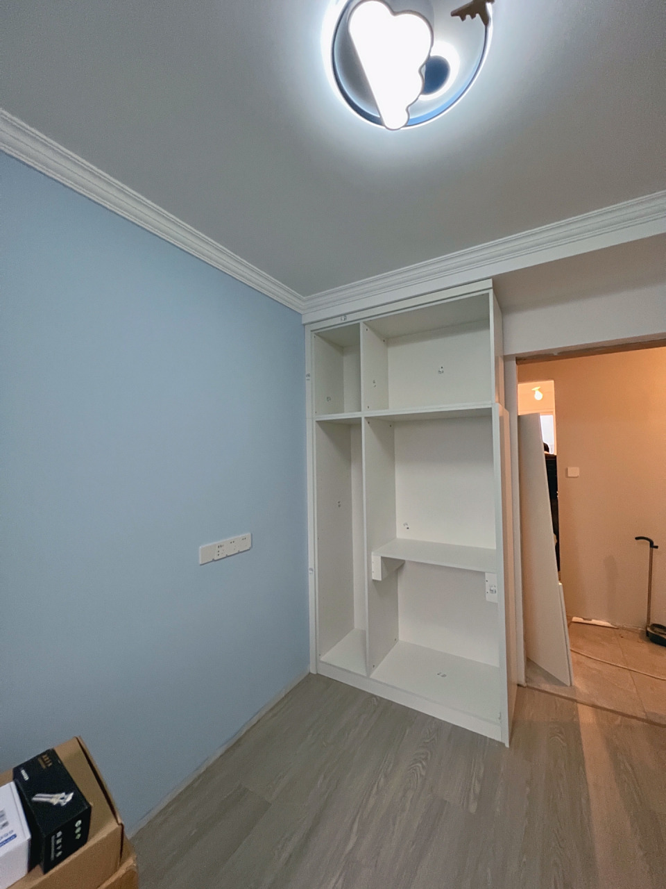 儿童房床头那面墙刷的乳胶漆颜色是:立邦浅蓝晨雾(色号是bn0014-4)