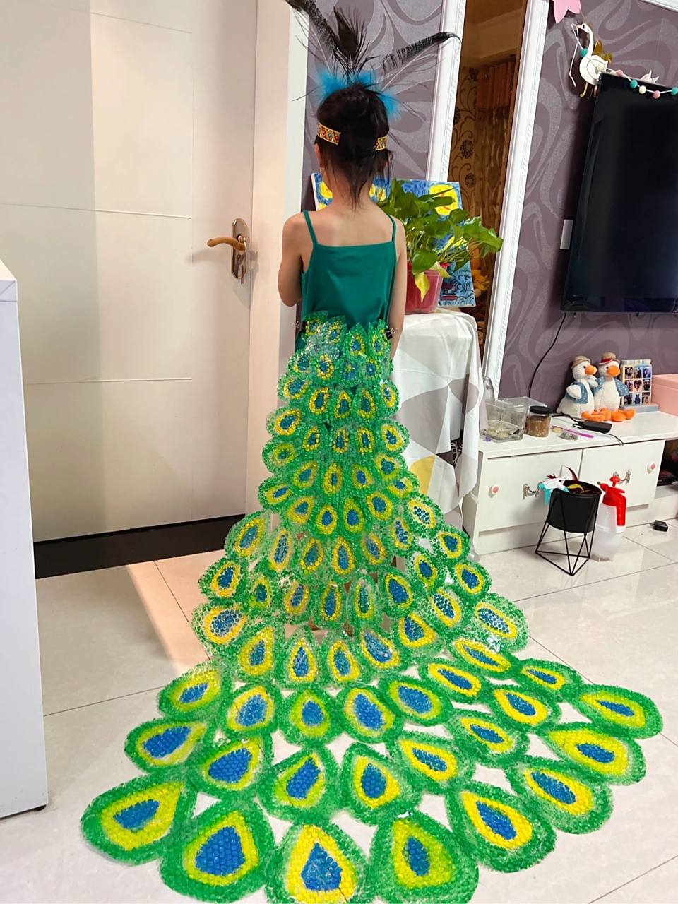 六一环保时装秀——自制孔雀尾巴    妈妈的潜能是无限的,参考了姐妹