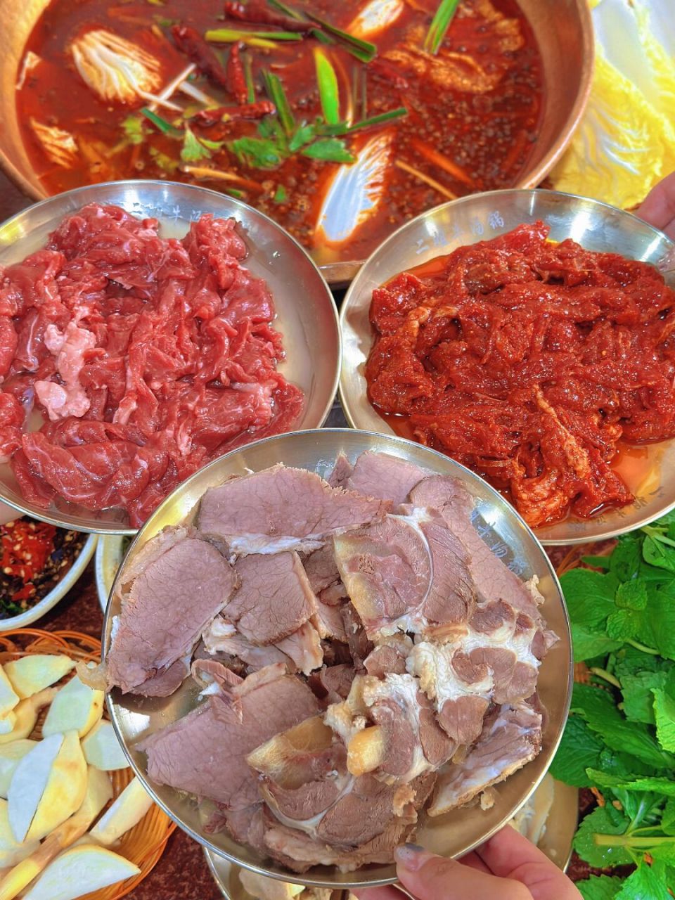 白马附近这家清真牛汤锅 纯牛肉汤做底 酸菜锅酸酸辣辣很开胃 #100家