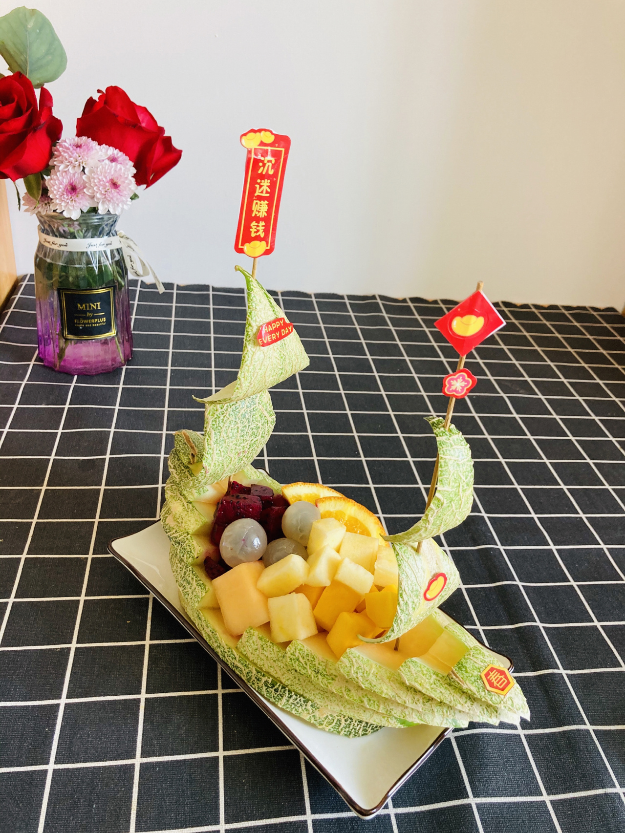 水果拼盘,一帆风顺好运来(教程已加) 材料:哈密瓜(船) 火龙果 红红