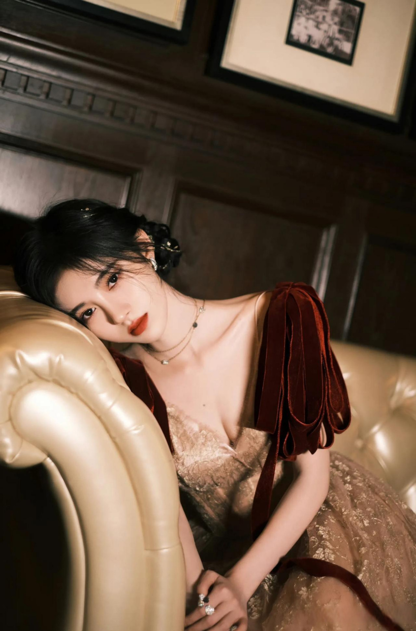 救命,鞠婧祎那颗锁骨下,胸口上上的痣真的绝美.鞠婧祎辣妹写真