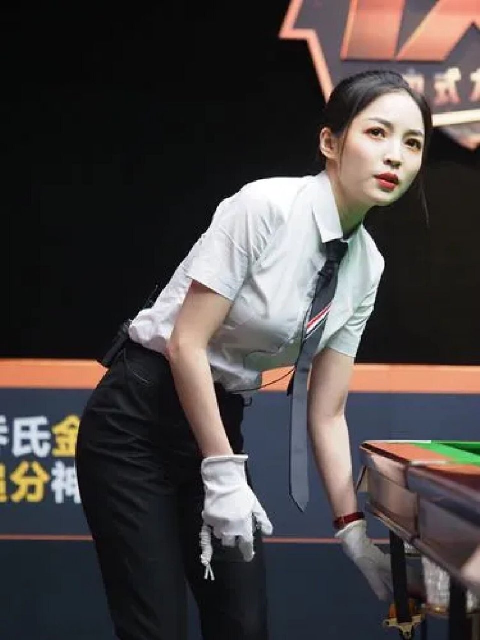 最美裁判王钟瑶 王钟瑶,女,台球裁判,抖音红人,1993年出生在吉林长春