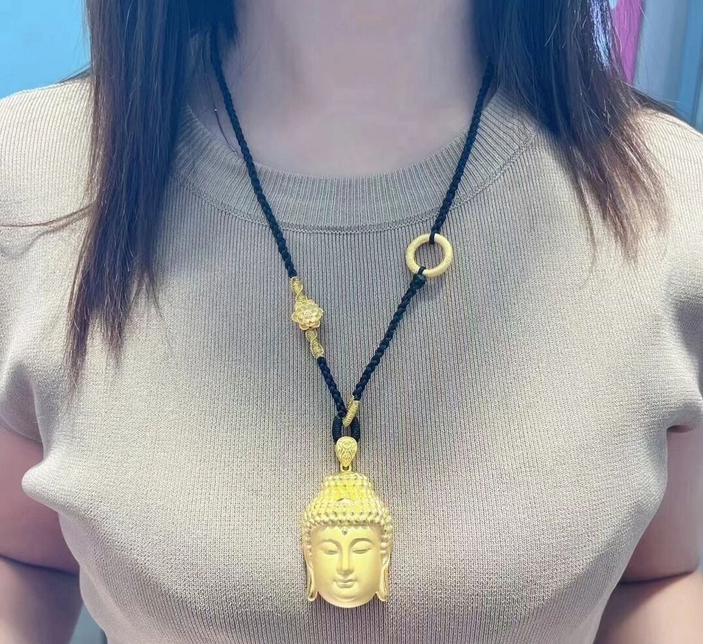 女人佩戴金佛(女人佩戴金佛头有什么讲究) 第1张