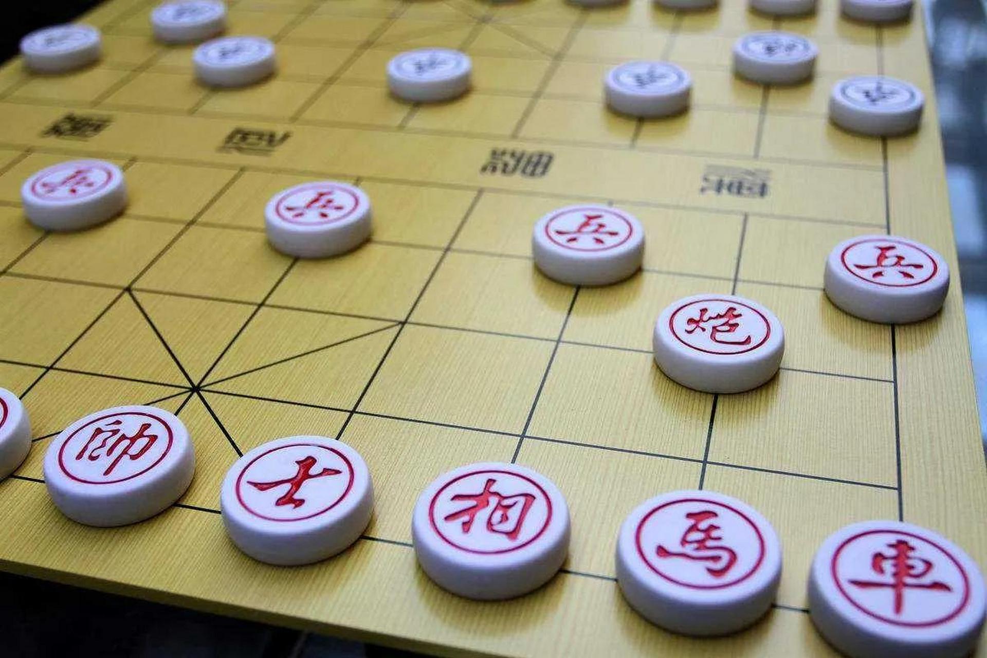 弃子是指在象棋中主动放弃一些棋子,常用于弃子求势或者以取得扑