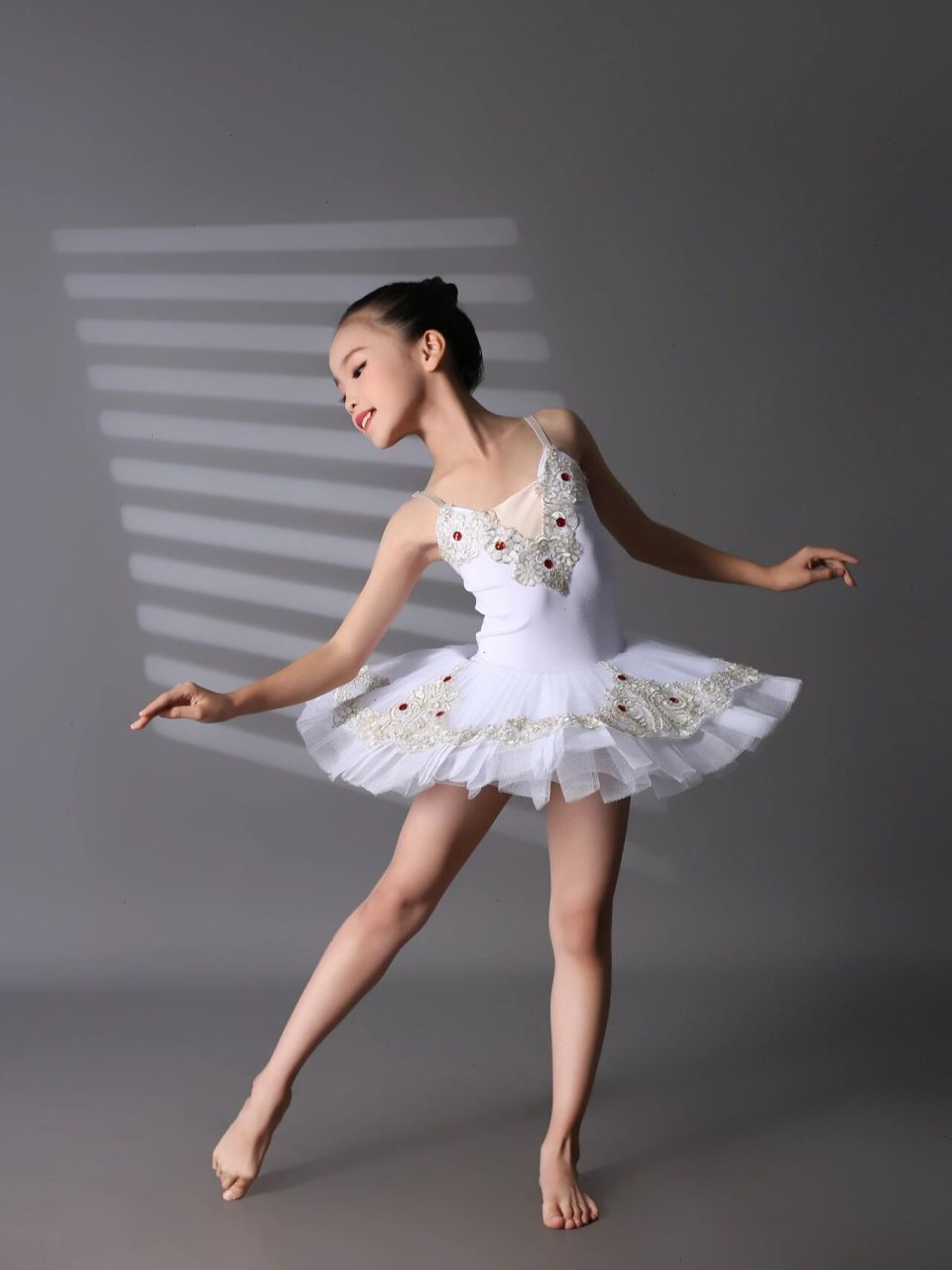 学舞蹈的女孩子都特别有气质 柔美纤细的肢体,漂亮的身体线条 干净