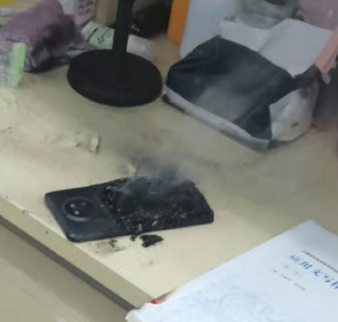 舍友的手机之前充电口冒烟 过了一个月直接用着用着炸了
