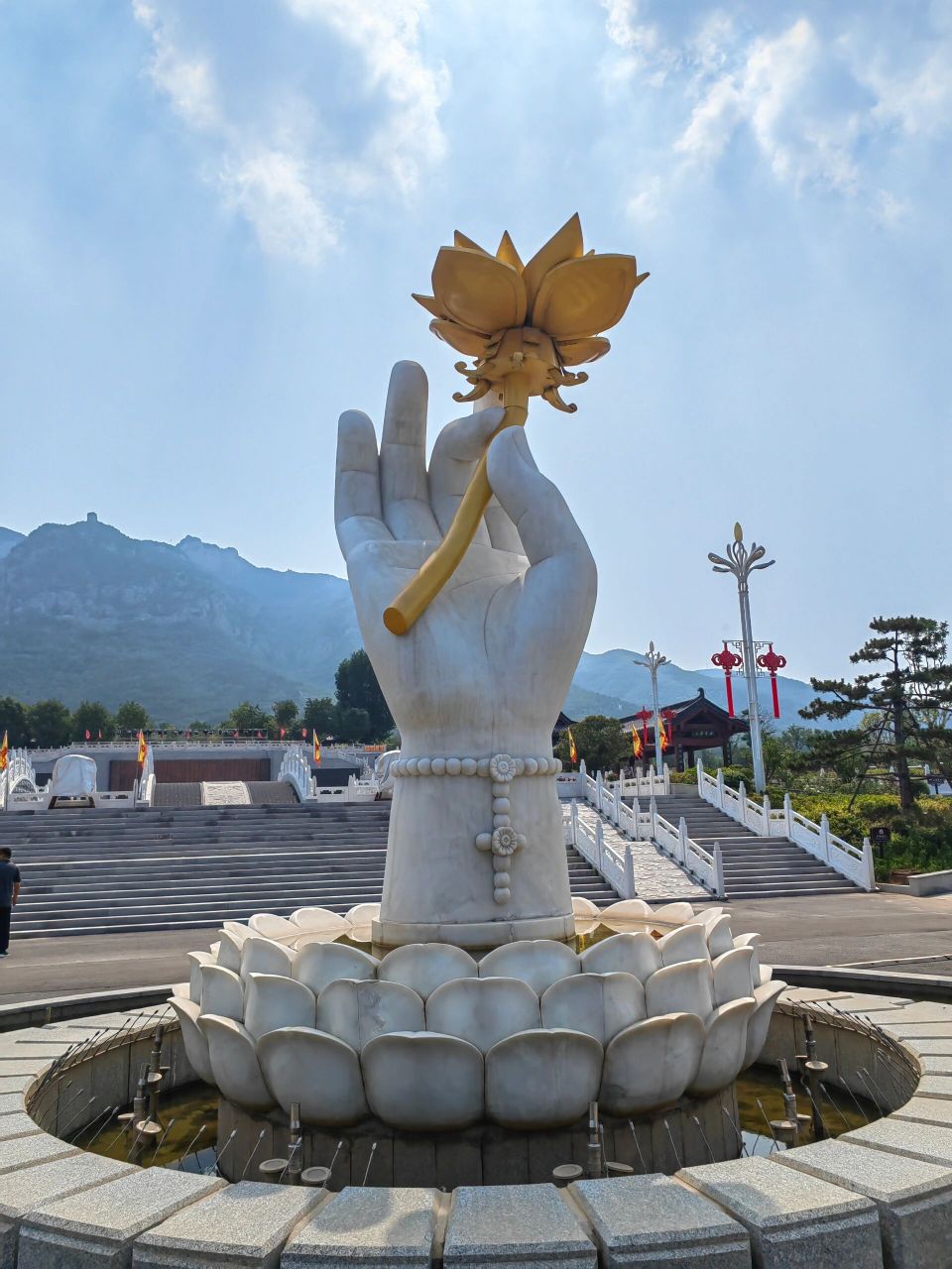 响堂山石窟,又称响堂寺石窟,坐落在河北省最南端的邯郸市峰峰矿区,属