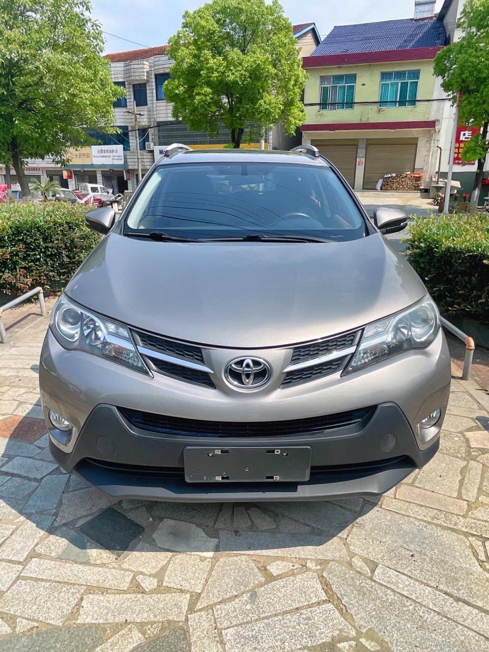 2017年上牌的丰田rav4荣放:钛晶灰的颜色高端大气!2.