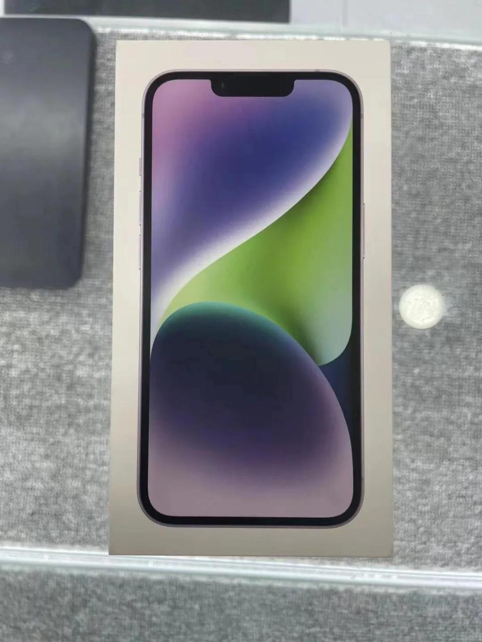 捡到一台苹果14,国行256紫色,全新未拆封.