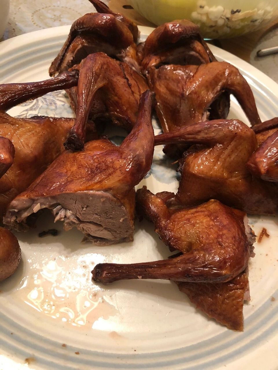 炸乳鸽9797 六只吊颈的鸽子 是为了风干外皮能炸得酥脆爽口