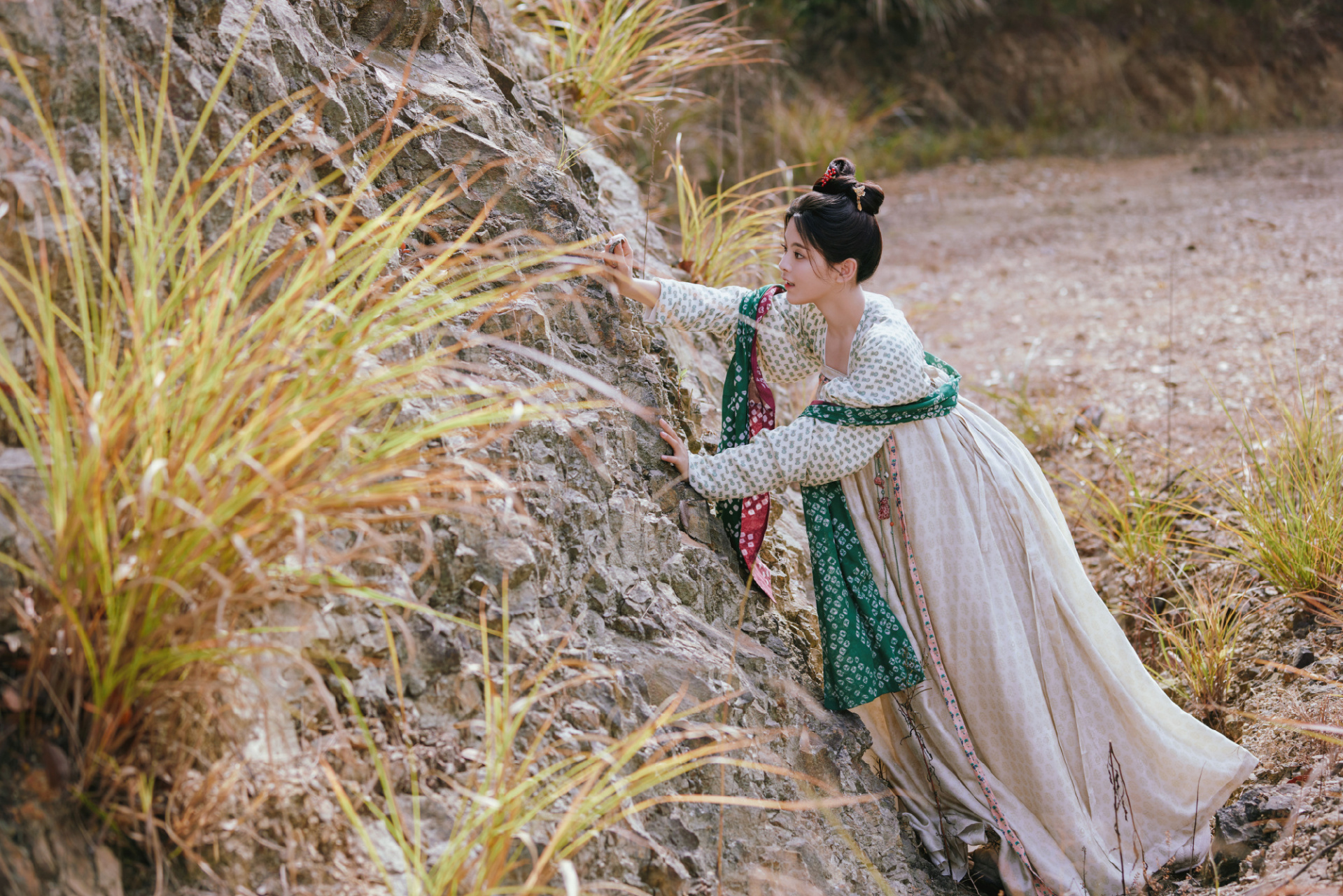 杨超越《微雨燕双飞》九宫格古风剧照