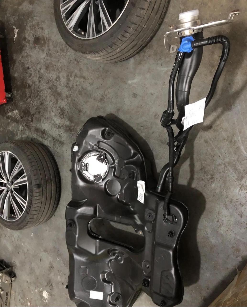 奥迪a6油表里程为0,油位传感器2故障,更换油箱总成即可.