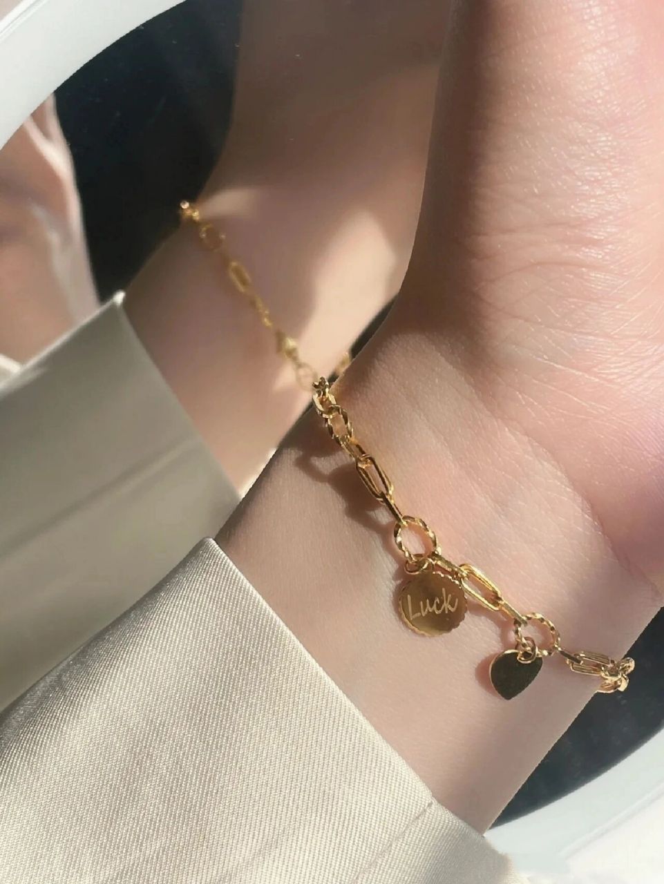 周大福lucky手链 周大福的莫比乌斯环 lucky 手链 莫比乌斯会挑人一点