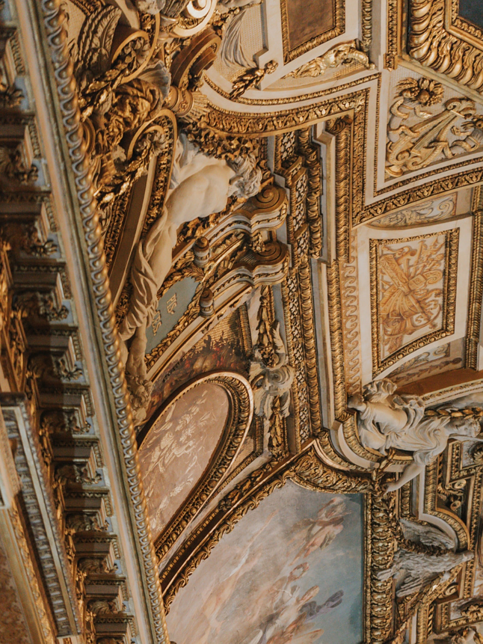 卢浮宫必看61豪华绚烂的阿波罗长廊 1661年2月6日一场大火吞噬了建