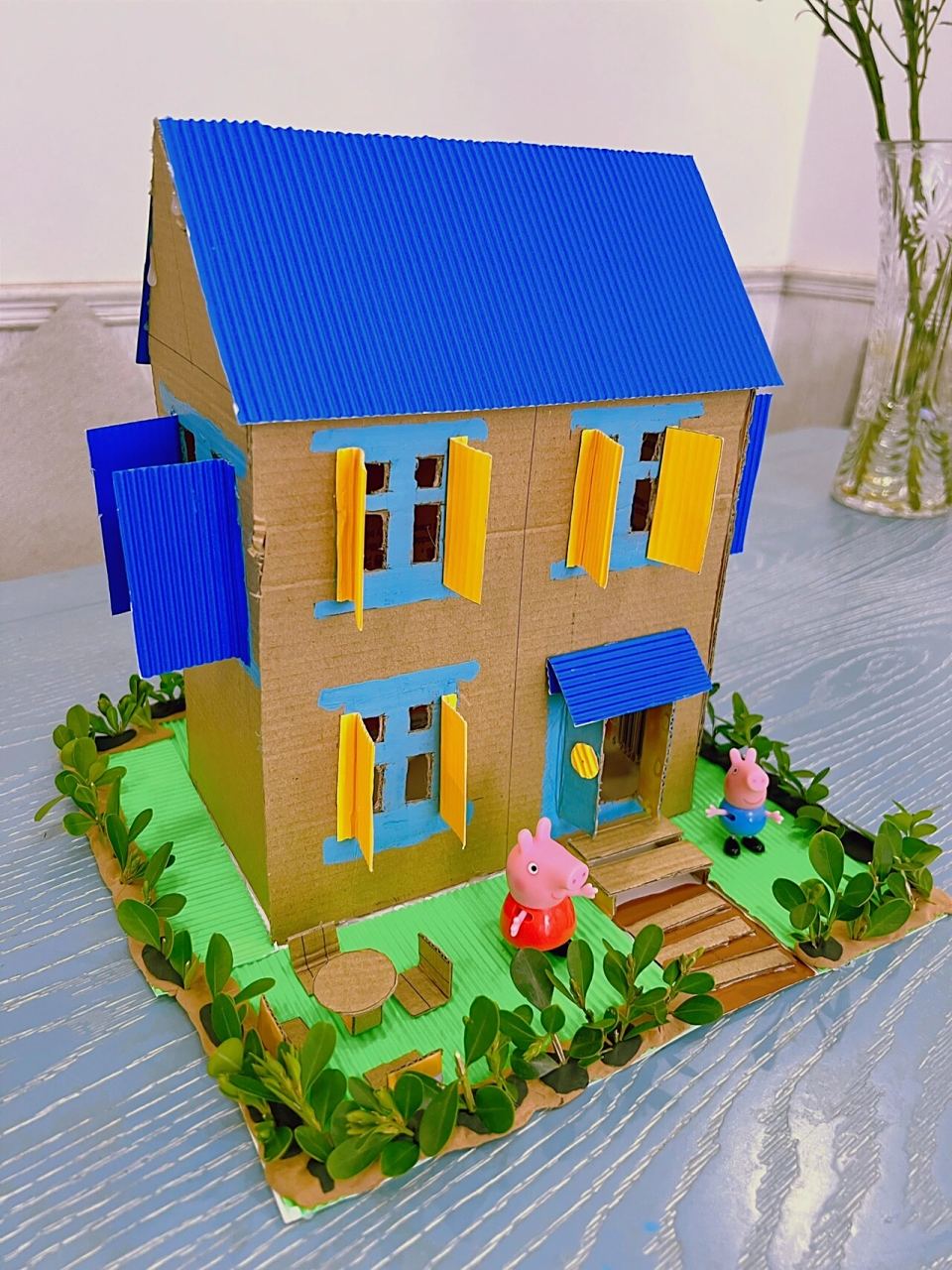 幼儿园手工作业|亲子手工|用废旧纸箱做房子 01交作业啦～ :用废旧