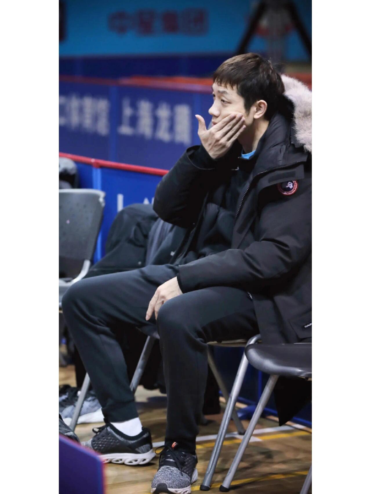 国乒壁纸(许昕篇) "全场都是西装,就一个人穿风衣,就像我的打法一样