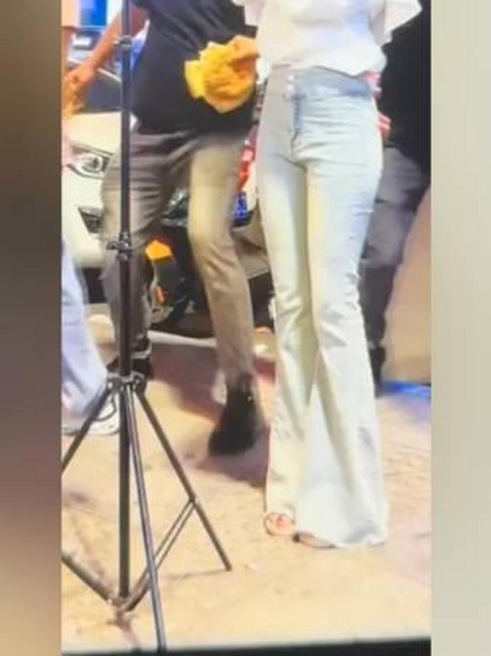 网传一名无手女孩在街边直播唱歌遭2名陌生男子拍屁股猥亵,随后女孩