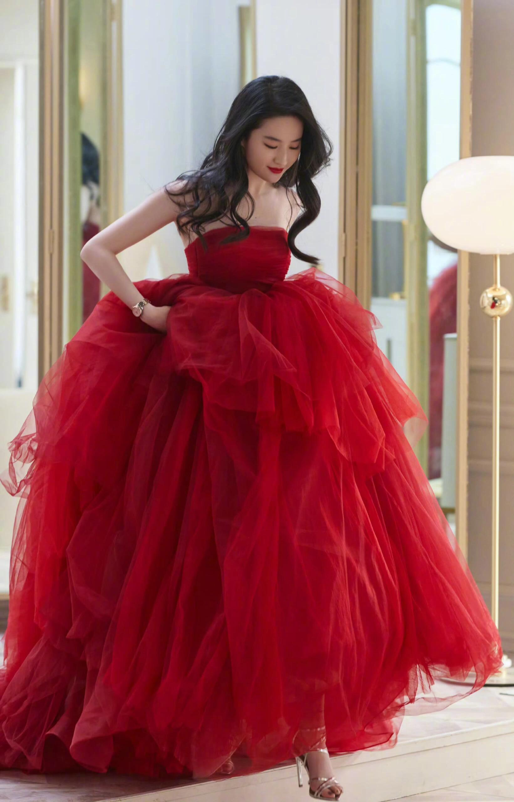 咪咕星鲜事##刘亦菲抹胸红裙路透#还是来看我们翩若惊鸿的红衣美人