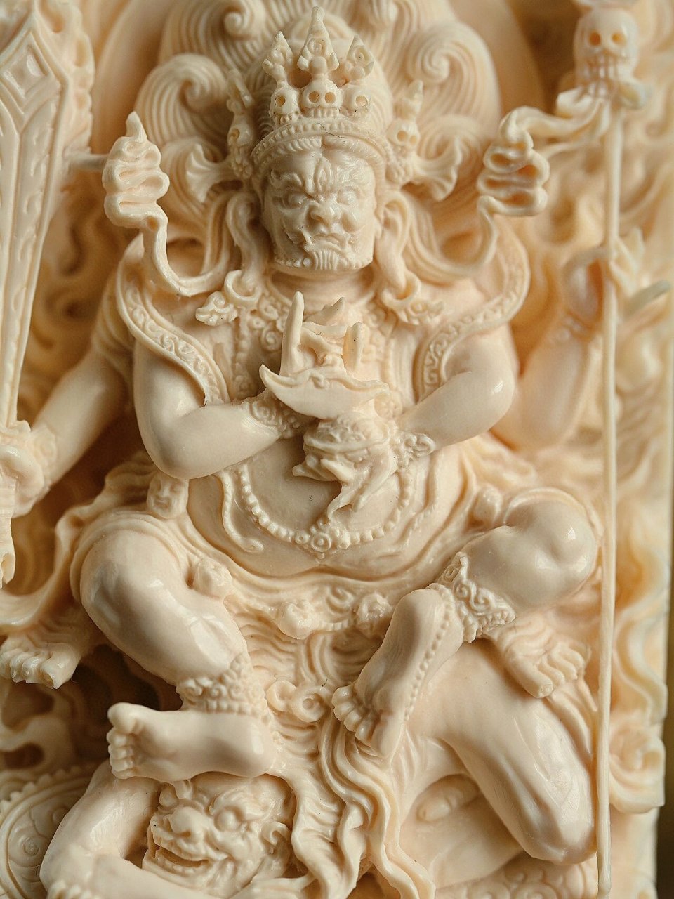 四臂,三目圆睁,发如劫火上扬,须眉似焰炽然,头戴五骷髅冠,手持半金刚