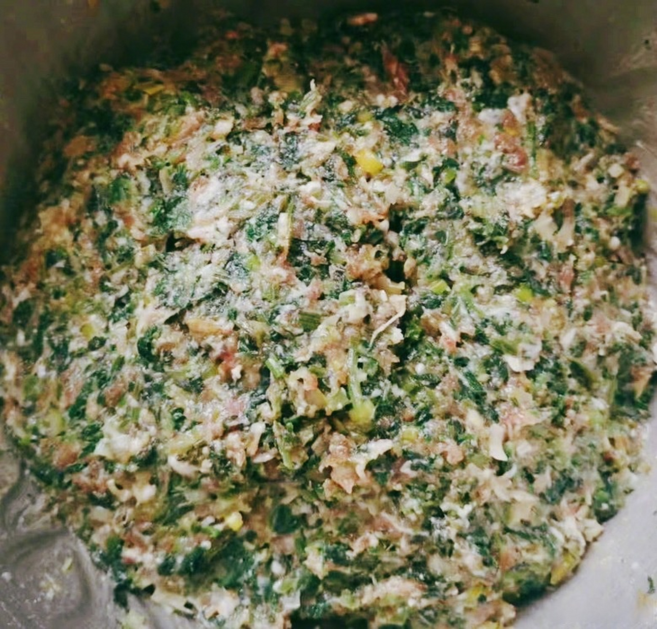 开心地煮着大叶芹馅儿的饺子,正琢磨是配腊八蒜好还是生蒜香,忽然出现