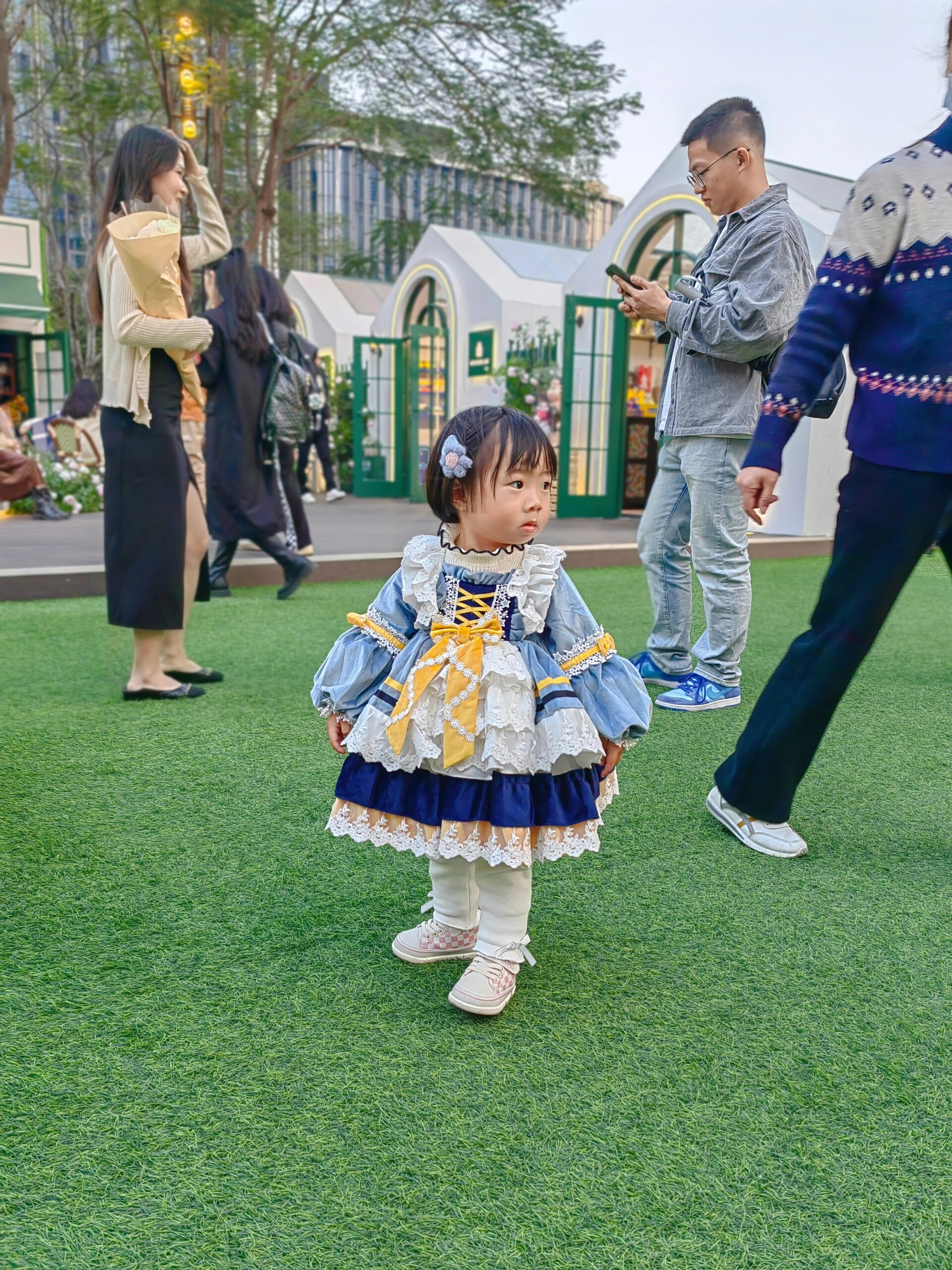 女儿一岁半的时候带去理发店剪头发 出乎老母亲意料 超级配合诶 还