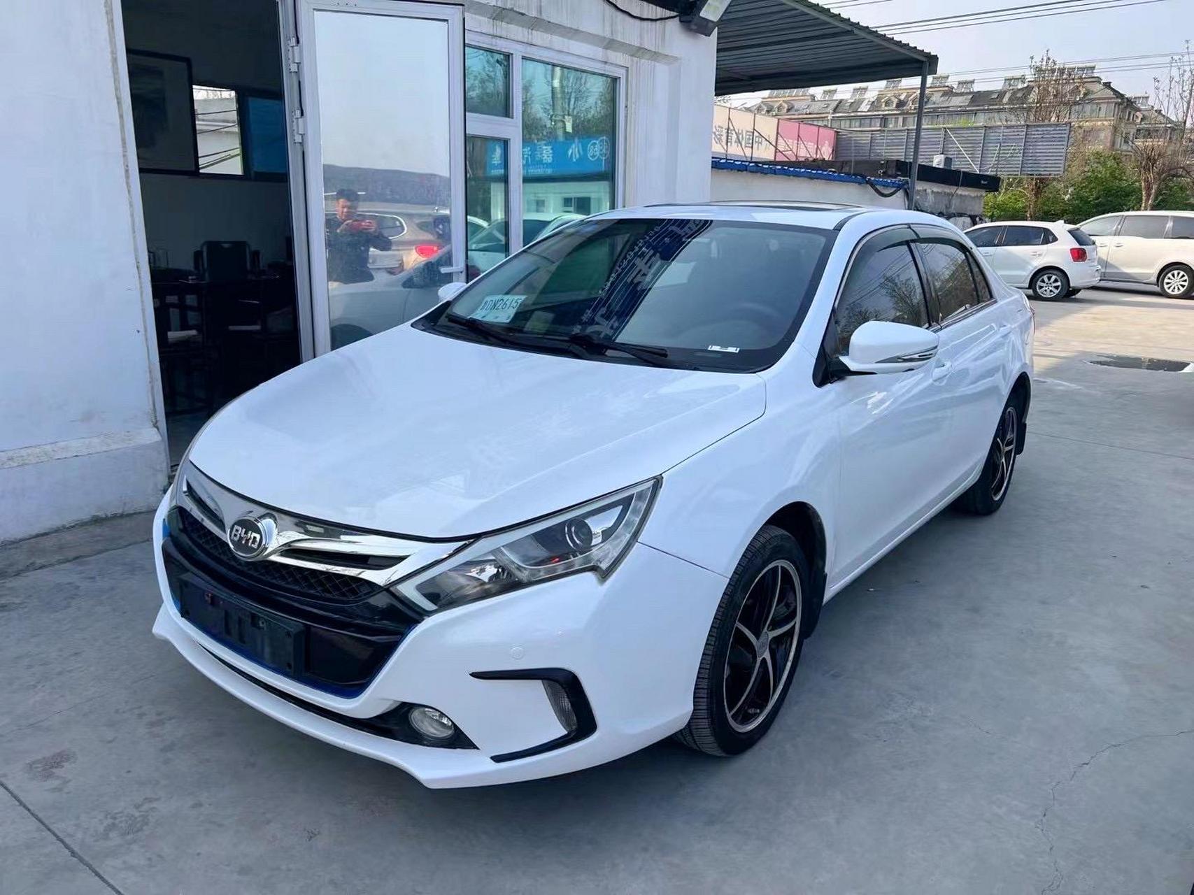 近15年比亚迪秦,插电式混合动力,电能跑70公里.发变无敌.