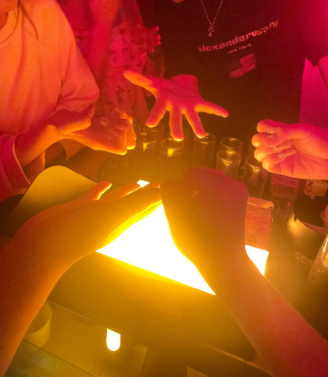 酒吧石头剪刀布玩法(如何定规矩喝酒) 1.赢的喝几杯/输的喝几杯 2.