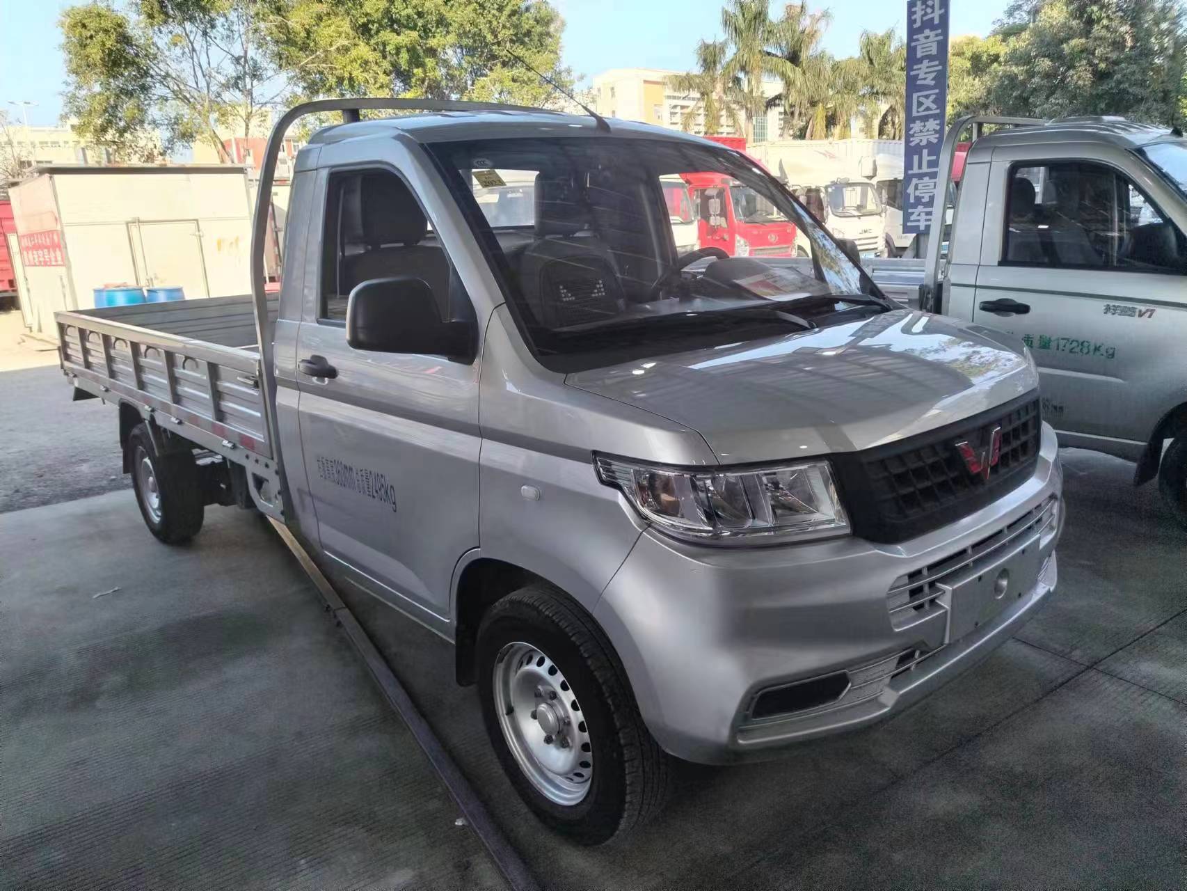 五菱新卡3.3米平板货车!外宽:1.76米!汽油1.5排量!方向助力!空调!