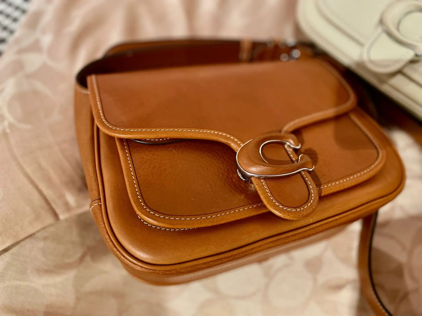 西安skp店庆:coach蔻驰tabby信使包 经典信使包搭配上植物鞣制皮革 将