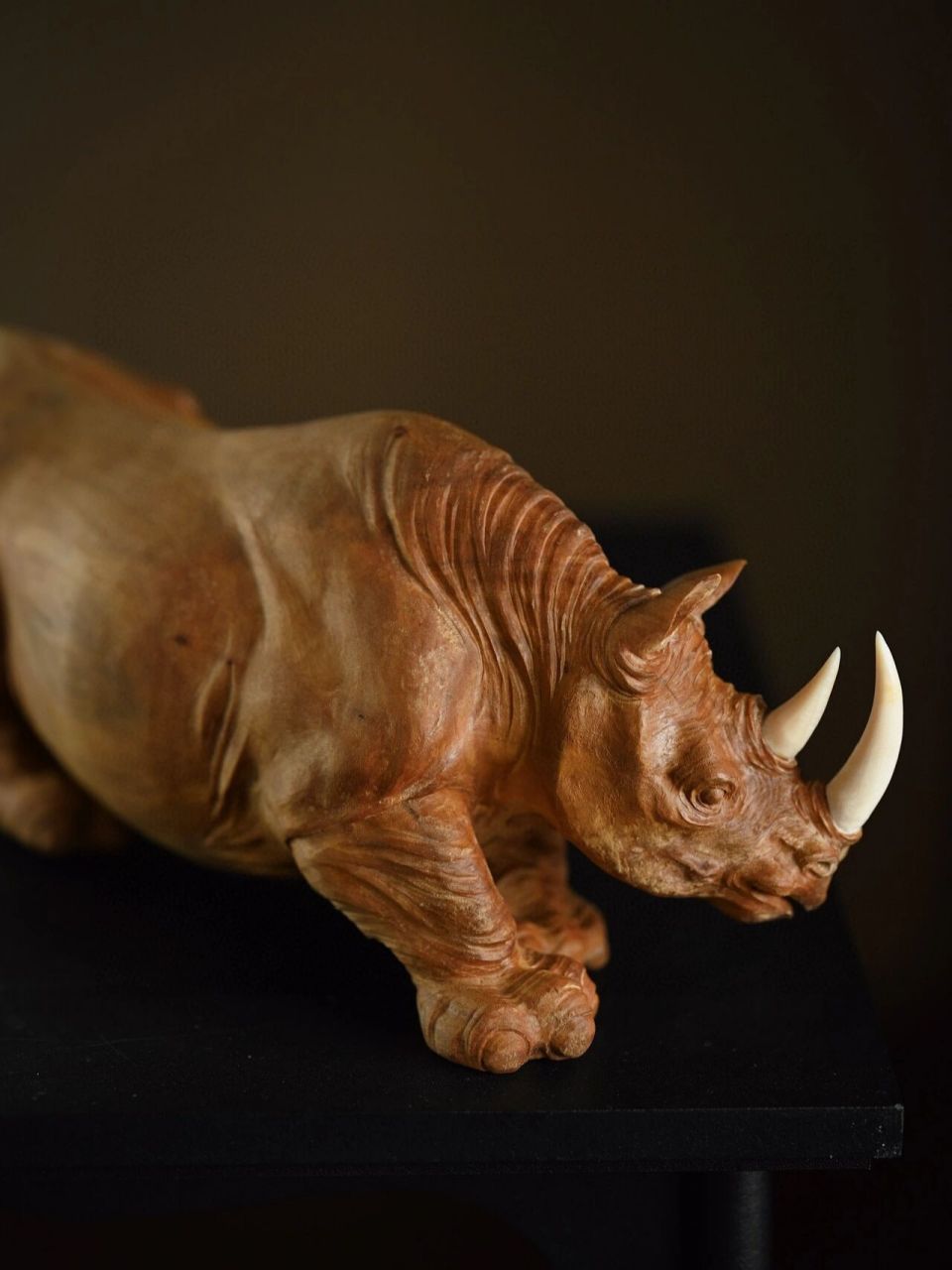 老山檀x猛犸"犀牛" 犀牛昂首伫立,尖角竖直向上,双眼望向前方,四肢