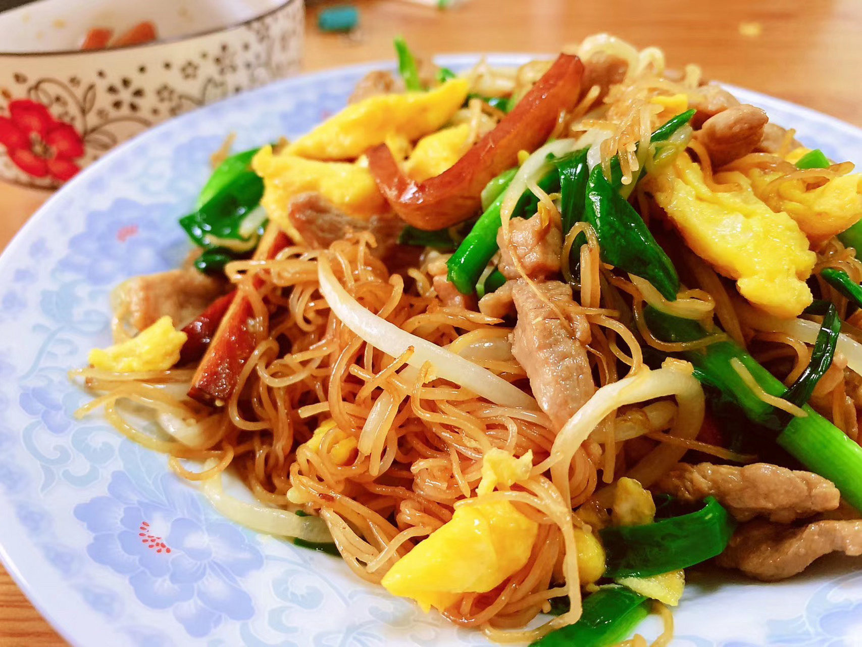 喷香的炒榨面来咯 正宗炒榨面教程来咯 09用料: 1.