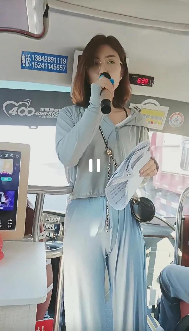 女导游穿紧身裤,被质疑露出阴部外形,涉嫌se情营销!