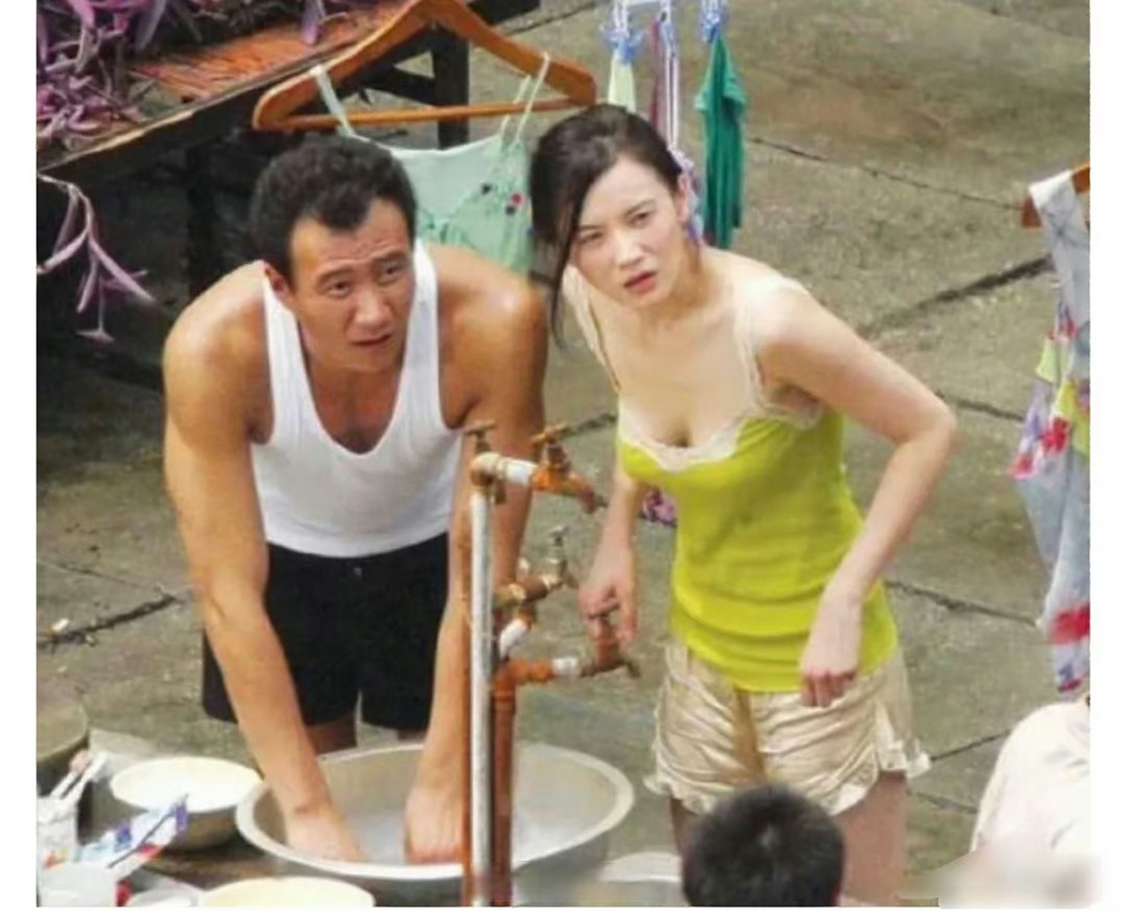 胡军宋佳《好奇害死猫》早期同框,氛围感好强,这个肤色差一下子把性