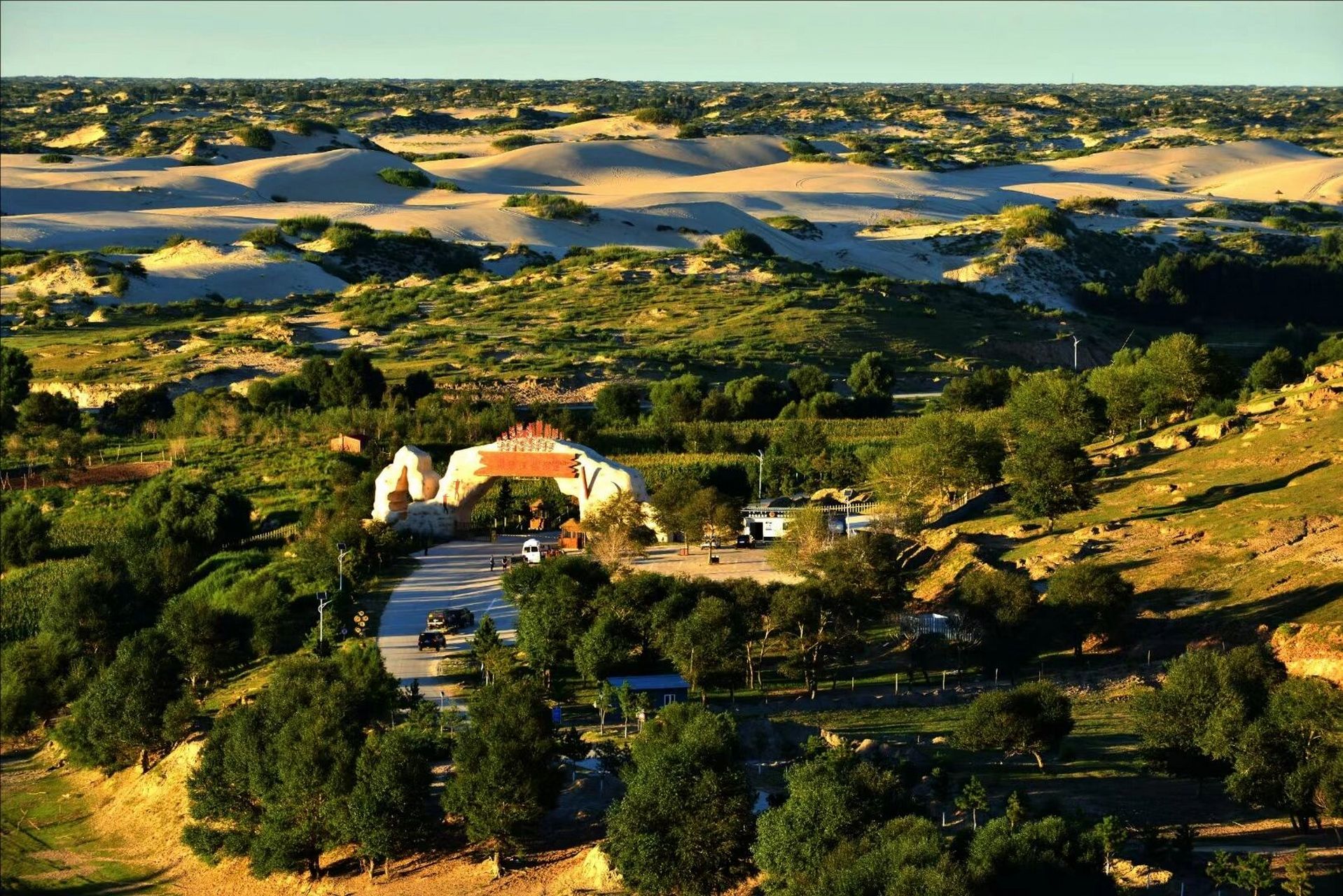 库伦沙漠银沙湾 〖曾经年少爱追梦,一心只想往前飞 踏过千山和万水