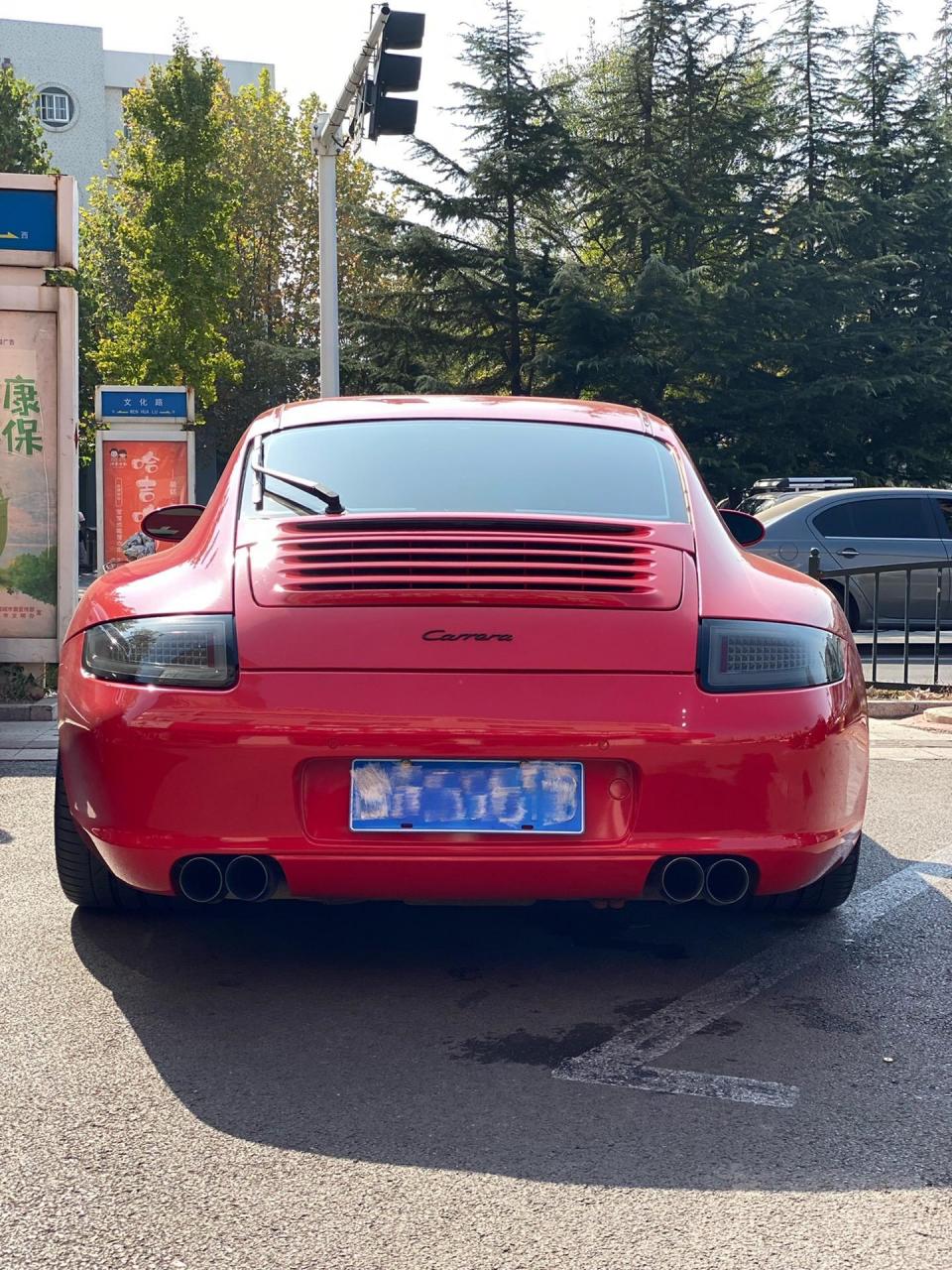 红色的911也是一代杰作.后屁股这张照片真的很好看