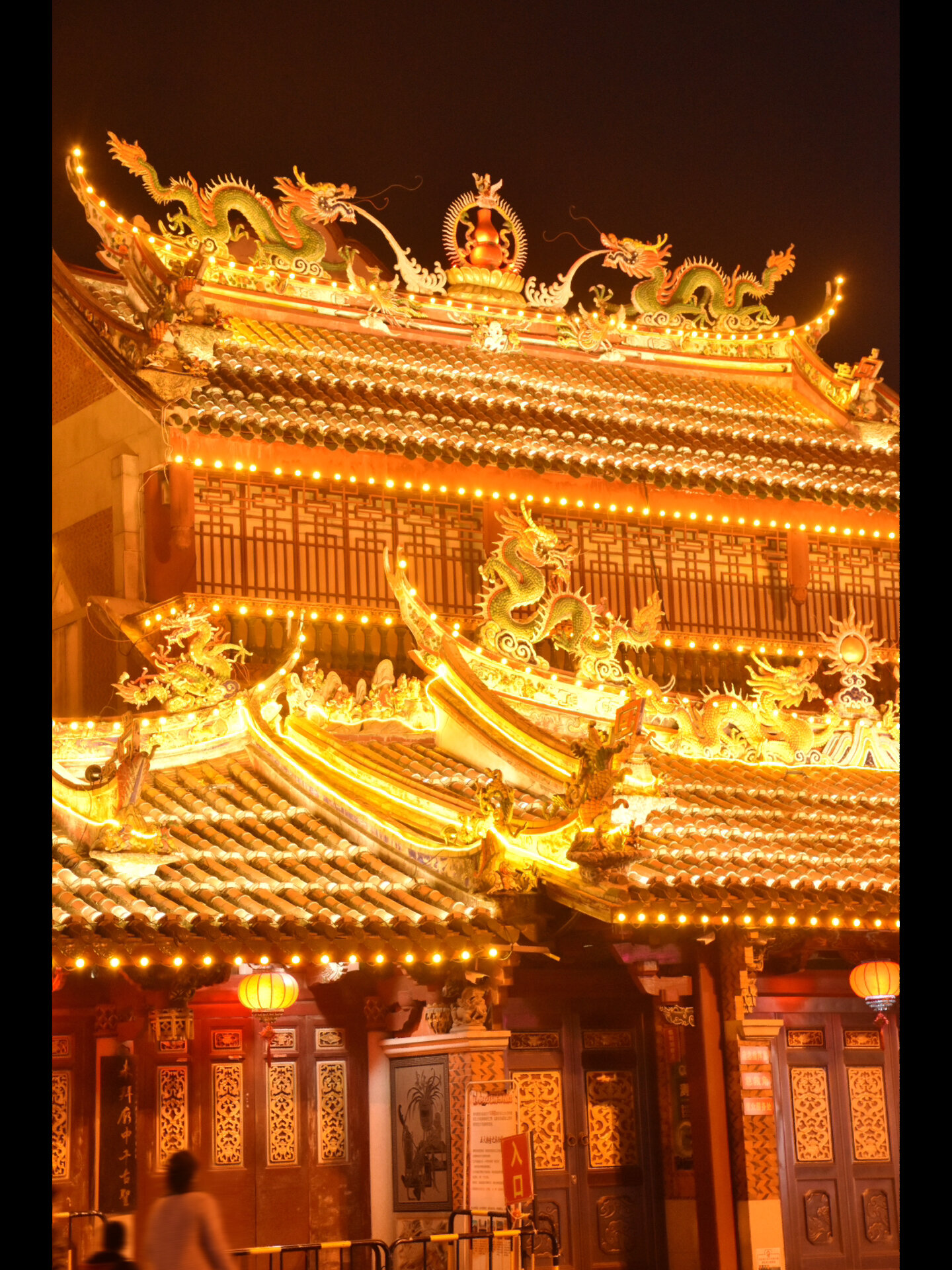 泉州攻略 | 关帝庙的夜景好有氛围 99泉州关帝庙 庙上的灯灯特别