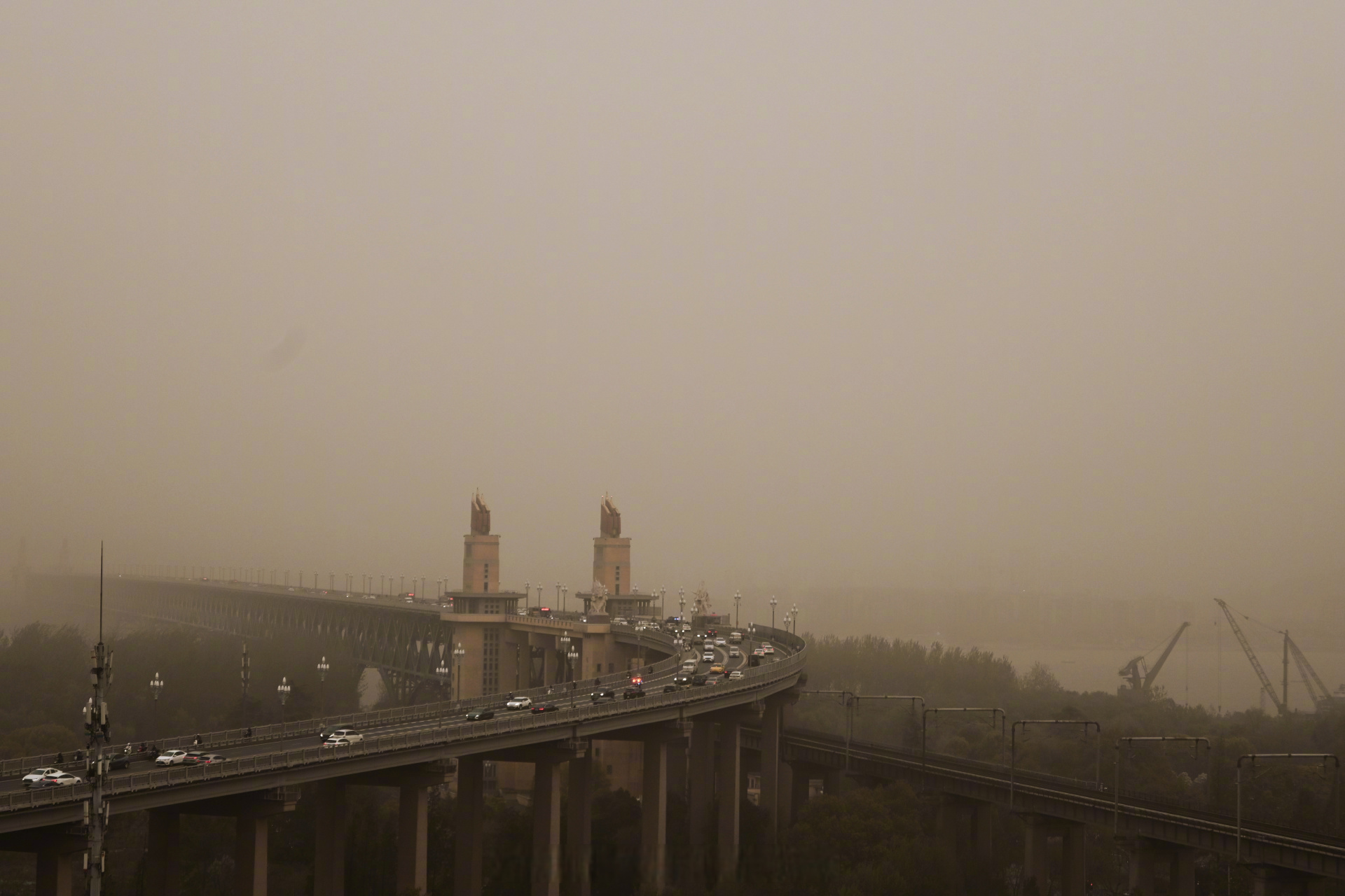 沙尘暴##沙尘下江南# 沙尘笼罩下的南京长江大桥,主城已经湮没在昏黄