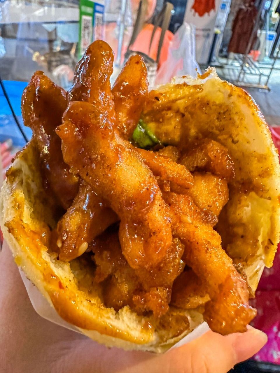 来吃烧鸡公的偶遇了斜对面的小摊子 鸡柳肉夹馍香晕了 阿姨也蛮干净的