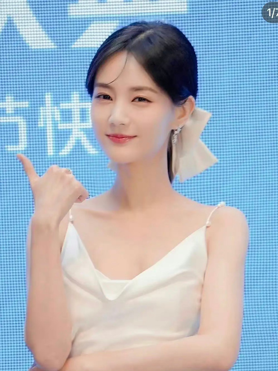 李一桐和白鹿最大的区别,一个用眼笑,一个用嘴笑