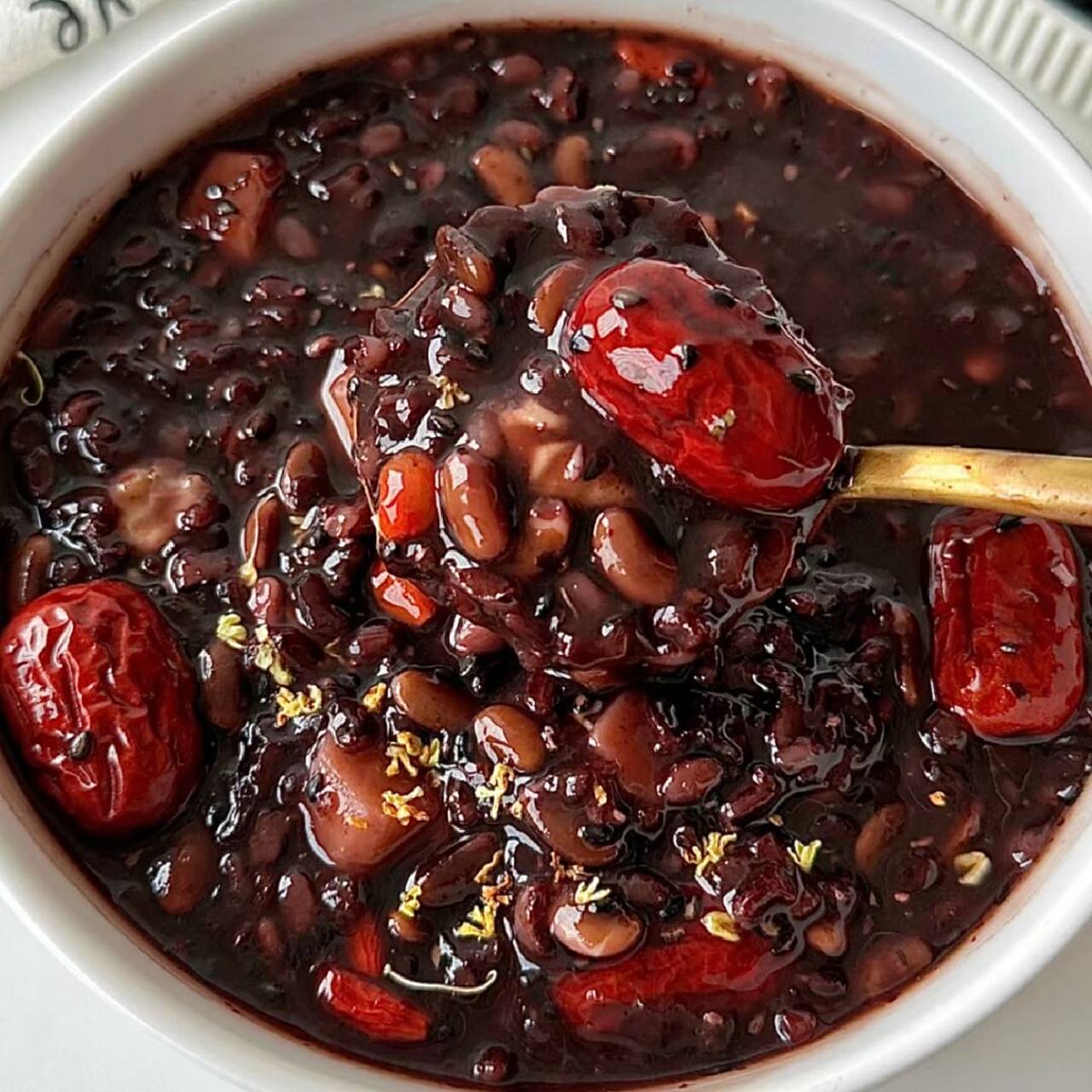 红枣核桃黑米粥,补血养颜 [挤眼][挤眼]食材95 黑糯米 150克,红枣