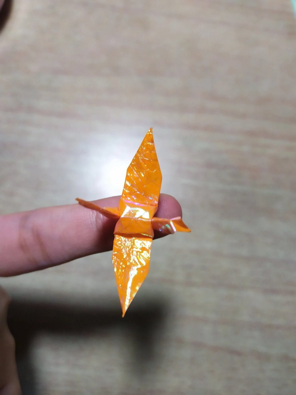 千纸鹤 拿糖纸折一只千纸鹤丫 教程图放在最后啦,是网上搜的,喜欢可以