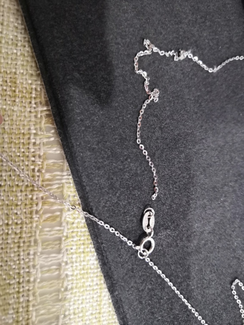 项链的链子突然断了,可我找半天也没发现有缺口,真是奇了怪了,这咋接