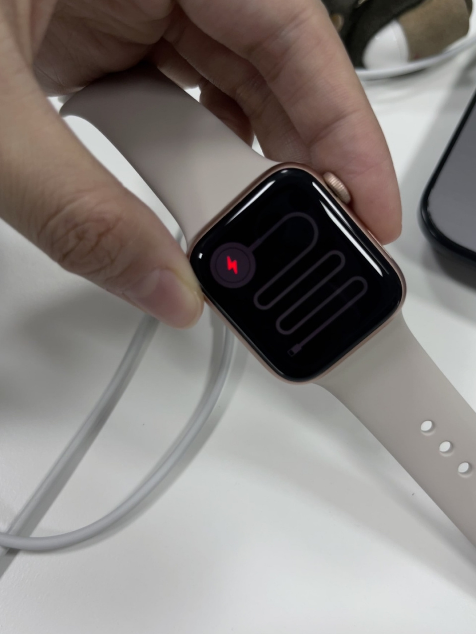 iwatch不戴也要及时充电91 冬天不爱戴手表已经闲置它一个多月了