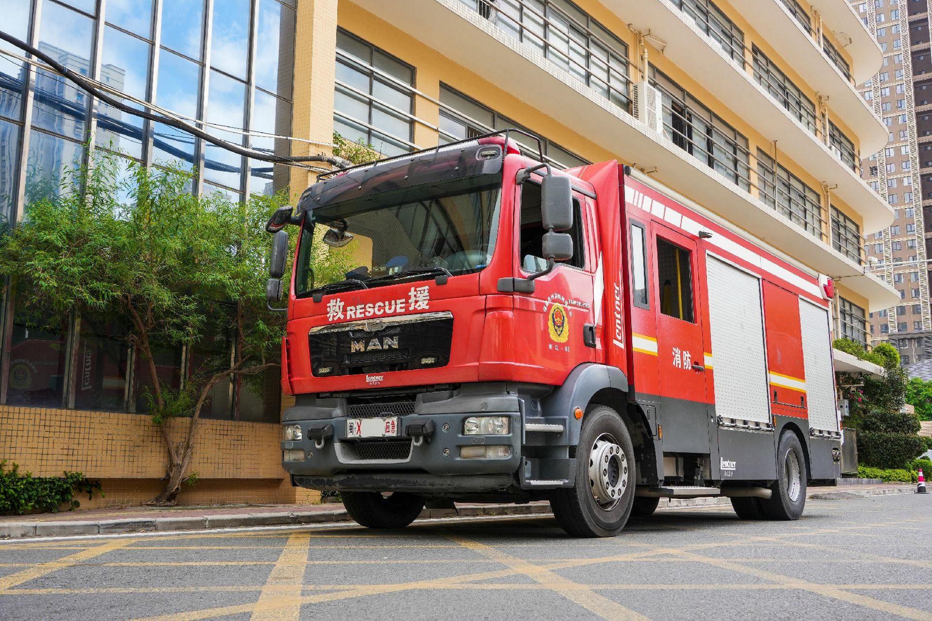 泉州消防救援支队蚶江站德国蓝特泡沫消防车.