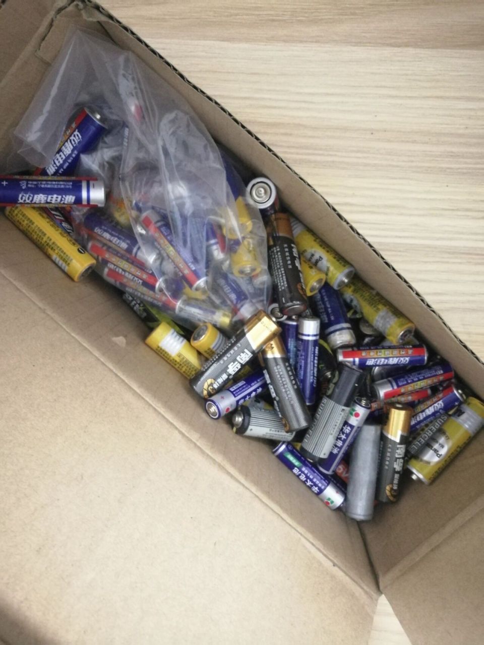 旧电池如何处理~ 小时候看中央电视台,主持人说一个干电池,会污染一个