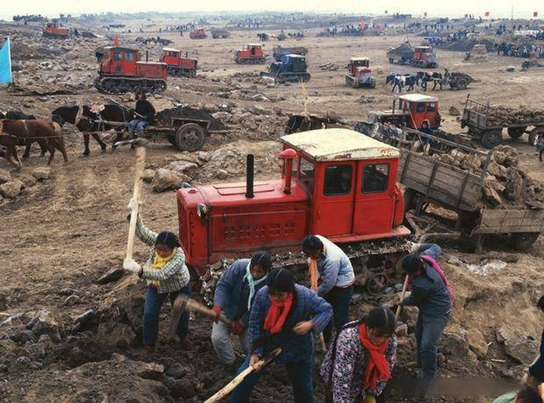 老照片:1968年 吉林省舒兰县红旗公社,下乡知识青年参加农田基本建设.